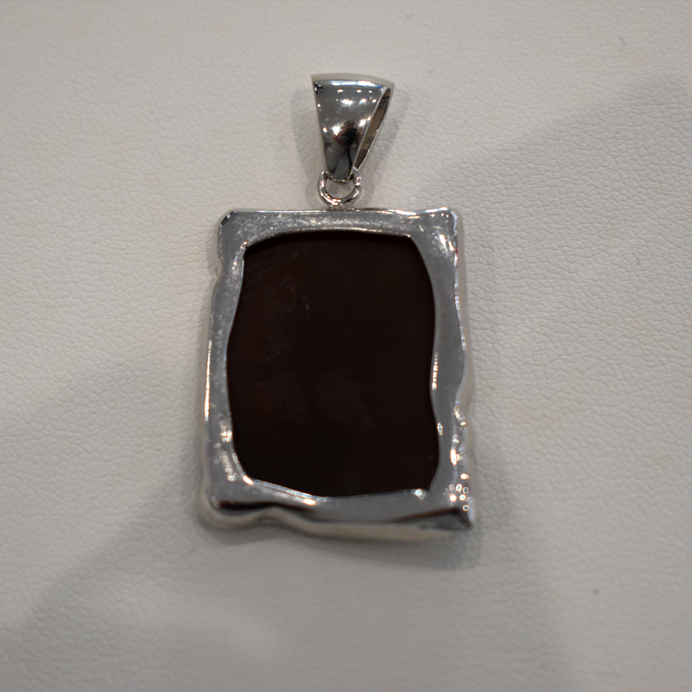 CIONDOLO CON CAMMEO IN CONCHIGLIA SARDONICA, RAFFIGURANTE PROFILO DI DONNA, CON MONTATURA E CATENINA IN ARGENTO 2 CIONDOLO CON CAMMEO IN CONCHIGLIA SARDONICA, RAFFIGURANTE PROFILO DI DONNA, CON MONTATURA E CATENINA IN ARGENTO - immagine 2