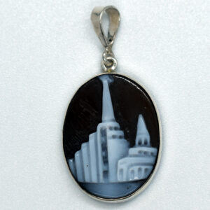 CIONDOLO IN ARGENTO CON CAMMEO SARDONICO RAFFIGURANTE TEMPIO DI ROMA