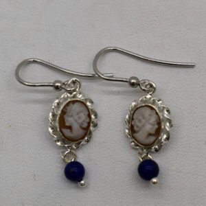 ORECCHINI PENDENTI IN ARGENTO CON CAMMEO SARDONICO RAFFIGURANTE PROFILO DI DONNA CON MONTATURA A CORDELLA E PICCOLA PIETRA DI LAPISLAZZULI
