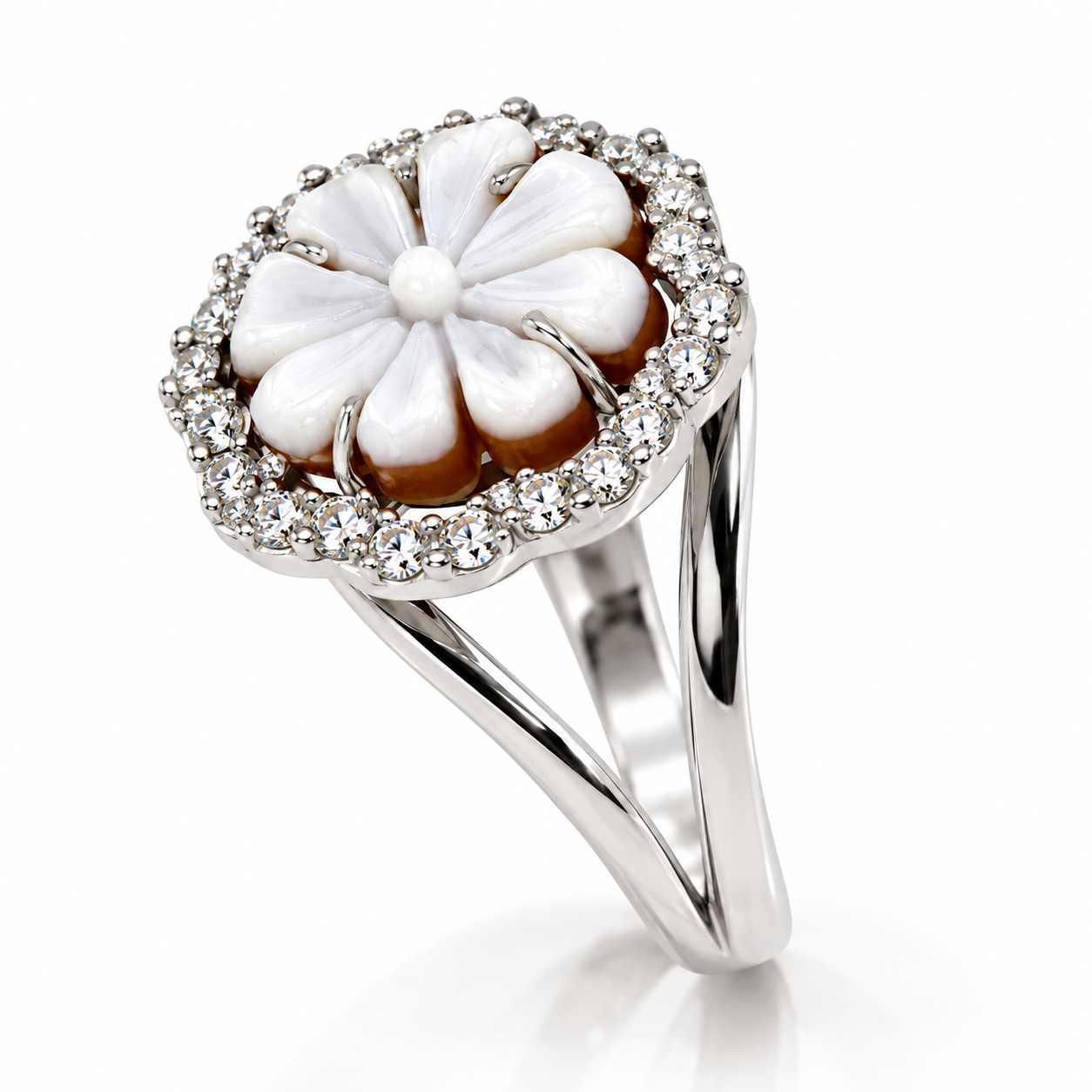 Anello con Cammeo a Fiore in Conchiglia Sardonica, Montatura in Argento e Zirconi 2 Anello in Argento con Cammeo Floreale in Conchiglia Sardonica e Zirconi