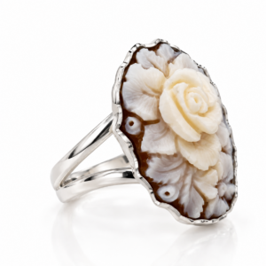 Anello in argento cammeo con rosa incisa.