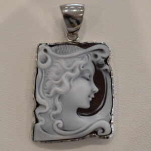 SARDONIC SHELL CAMEO PENDANT, SQUARE SHAPE, DEPICTING A WOMAN'S PROFILE, WITH SILVER MOUNTING AND CHAIN