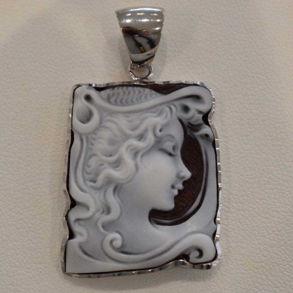 CIONDOLO CON CAMMEO IN CONCHIGLIA SARDONICA, RAFFIGURANTE PROFILO DI DONNA, CON MONTATURA E CATENINA IN ARGENTO 1 CIONDOLO CON CAMMEO IN CONCHIGLIA SARDONICA, RAFFIGURANTE PROFILO DI DONNA, CON MONTATURA E CATENINA IN ARGENTO