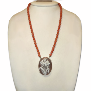 collana di corallo rosso con cammeo raffigurante fiori calle