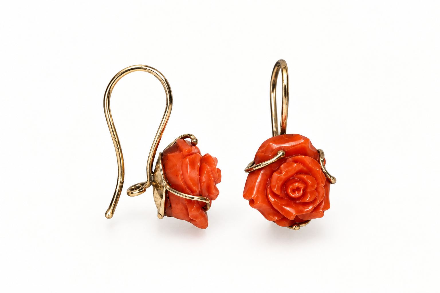 Orecchini rosa di corallo intagliato in oro 18Kt